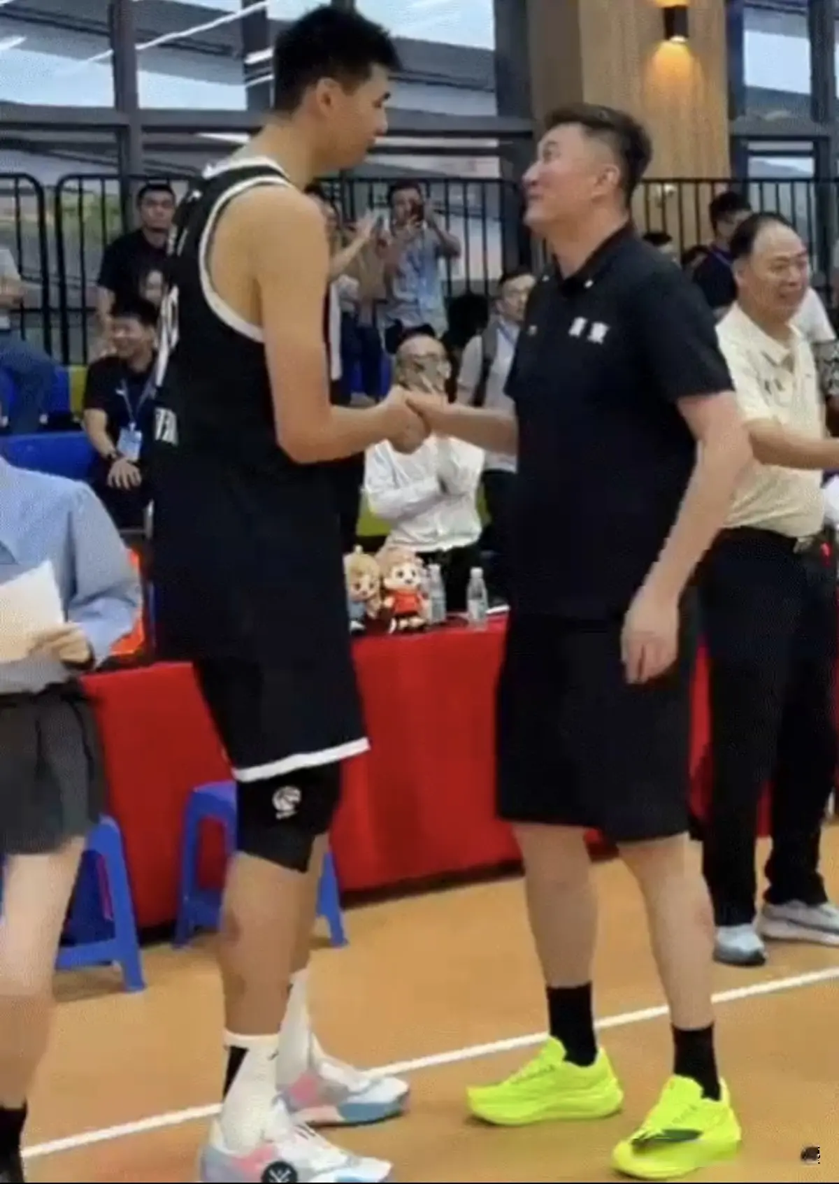 起了大拇指, AA 起了大拇指, AA