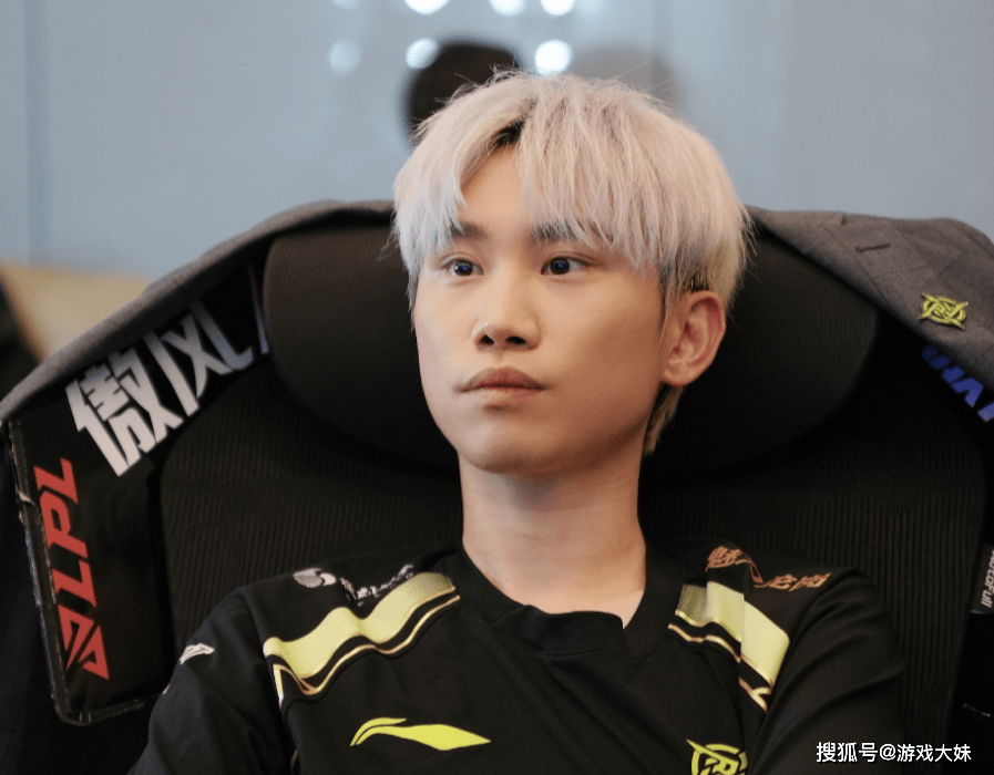 的自信与少 的自信与少